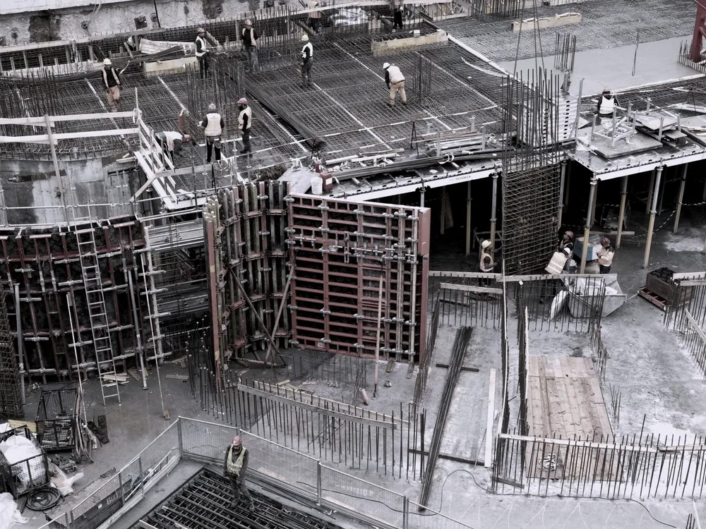 Schalung und Bewehrung einer Baugrube, Übersicht der Baustelle