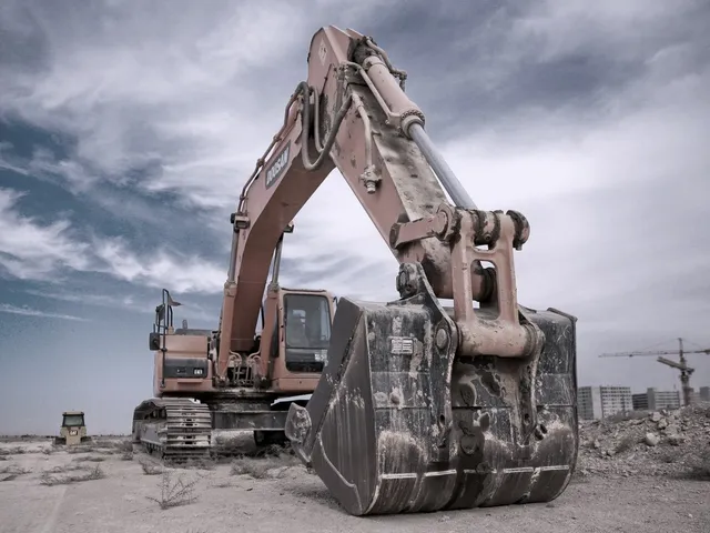 Kettenbagger beim Erdaushub auf einer Baustelle
